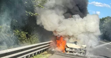 Stire din Eveniment : Mașină în flăcări pe autostradă. Trafic blocat după un incendiu violent