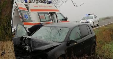 Stire din Eveniment : Accident rutier între Amzacea și Topraisar. Șoferul a ajuns la spital după ce a intrat cu mașina într-un pom