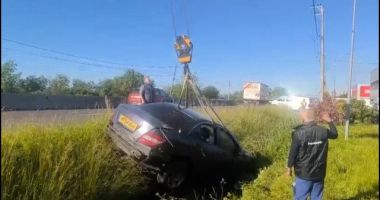 Stire din Eveniment : Poliţiştii au găsit o maşină cu numere străine în şanţ, dar nu ştiu cum a ajuns acolo şi nici cine e şoferul