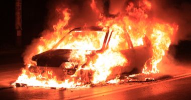 Stire din Eveniment : Maşina unei consiliere locale USR, incendiată complet. Un bărbat cu cagulă ar fi fost văzut în apropiere