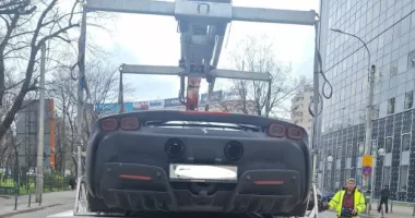 Ferrari de un milion de euro ridicat de pe linia de tramvai. Ce amendă a plătit proprietarul