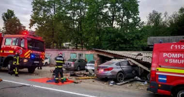 Stire din Eveniment : Accident violent surprins de camere. O mașină a rupt un gard și a fost proiectată într-un garaj
