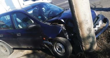 Stire din Eveniment : Dosar penal pentru un adolescent de 15 ani care a furat maşina părinţilor şi a lovit un stâlp de electricitate