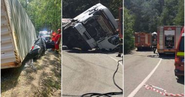 Stire din Eveniment : Un șofer și-a pierdut viața după ce mașina i-a fost zdrobită de remorca unui TIR. Camionul s-a răsturnat