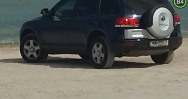 "PARCHEZ CA UN BOU", VARIANTA CU EPOLEȚI / JEEP DE MAI, PARCAT PE PLAJĂ - 2