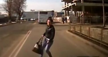 SCENE ÎNFIORĂTOARE! Cum a încercat o tânără să obțină bani de la un șofer care circula regulamentar