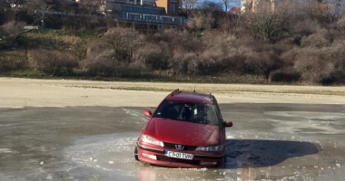 Stire din Eveniment : Femeia rămasă blocată cu mașina în gheața de la Modern, "invitată" la Poliție