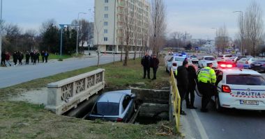GALERIE FOTO / Accident SPECTACULOS în Mamaia. A căzut cu mașina în șanțul cu apă - 3