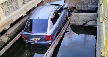 GALERIE FOTO / Accident SPECTACULOS în Mamaia. A căzut cu mașina în șanțul cu apă - 2