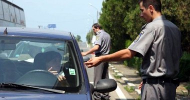 Mașină cu acte false, oprită la graniță