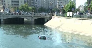 Stire din Eveniment : MAȘINĂ CĂZUTĂ ÎN APĂ. Șoferul a reușit să iasă singur