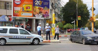 Prăpăd în intersecție cu o mașină de pompieri. Copil de trei ani, la spital - 2