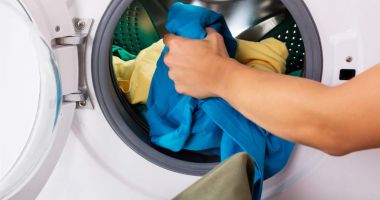Un copil a murit după ce a rămas blocat în mașina de spălat