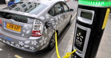Stire din Economie : Ia-ți o mașină electrică! Cum poți obține ecotichetul Rabla de 12.000 lei