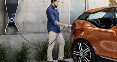 Stire din Economie : S-au dublat vânzările de mașini electrice și hibride, în România
