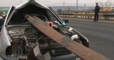 Stire din Eveniment : La un pas de moarte, după ce mașina a fost străpunsă de un fier