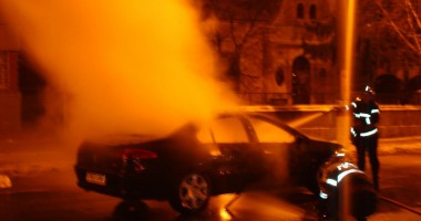Stire din Eveniment : Trei mașini de lux, mistuite în cartierul Coiciu
