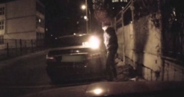 Stire din Eveniment : Scene șocante! Atac cu toporul și o mașină incendiată, după ce l-a supărat vecina