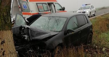 Stire din Eveniment : Accident rutier grav! O femeie s-a izbit cu mașina în copac!