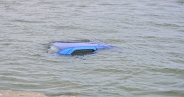 IMAGINI SPECTACULOASE / Mașină CĂZUTĂ în lacul Tăbăcărie. Șoferul era BĂUT / GALERIE FOTO - 2