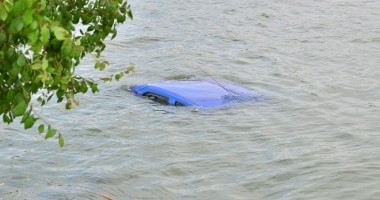 IMAGINI SPECTACULOASE / Mașină CĂZUTĂ în lacul Tăbăcărie. Șoferul era BĂUT / GALERIE FOTO - 3