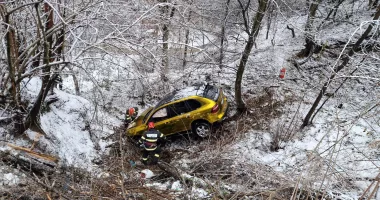Stire din Eveniment : Mașină prăbușită într-o râpă și cinci răniți după un accident rutier