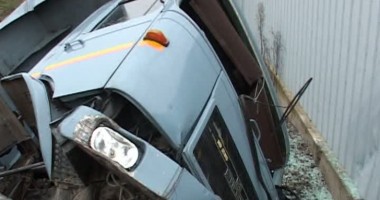 Stire din Eveniment : VIDEO/ La un pas de tragedie. Mașina Jandarmeriei s-a răsturnat într-un șanț și a lovit o țeavă de gaz!