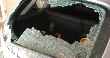 Stire din Eveniment : Atac violent asupra mașinilor. Indivizii au folosit răngi și pietre pentru distrugeri
