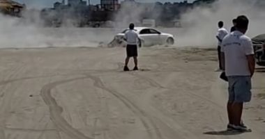 Stire din Eveniment : Nesimțire fără margini! A intrat cu bolidul pe plajă să facă drifturi