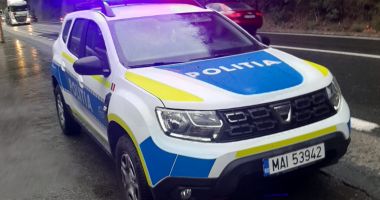 Stire din Eveniment : Atenție, șoferi! Căderi de piatră pe Valea Oltului. Vehicule avariate, trafic îngreunat!