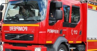 Furtuna a făcut prăpăd în Valu lui Traian. Un acoperiș a căzut peste un autoturism