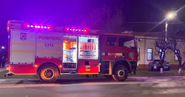 Incendiu la locomotiva unui tren cu motorină. Pompierii au intervenit de urgență