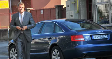 Stire din Actualitate : Mașina de protocol a lui Klaus Iohannis a fost scoasă la licitație