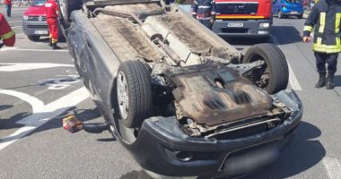 Stire din Eveniment : Un autoturism s-a răsturnat, în localitatea Nisipari