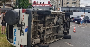 Stire din Eveniment : MAȘINĂ DE POLIȚIE RĂTURNATĂ ÎN TRAFIC. O șoferiță nu i-a acordat prioritate