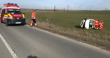 Stire din Eveniment : Mașină răsturnată pe câmp, din cauza vitezei!