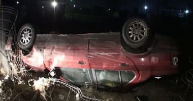 Stire din Eveniment : O mașină s-a răsturnat din cauza vitezei