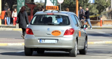Stire din Eveniment : Cine vrea să îi elimine pe instructorii auto independenți