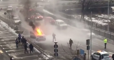 Stire din Eveniment : VIDEO / PANICĂ LA MALL. O mașină a ars în întregime