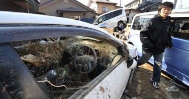 Stire din Actualitate : Zeci de mașini avariate de tsunami împânzesc Japonia