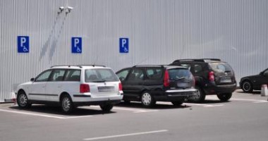 Mașină lovită de un glonț, în parcarea unui supermaket din Militari