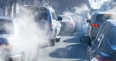 Stire din Social : Staţionarea cu motorul pornit ar putea fi interzisă. Proiectul de lege a fost depus la Senat