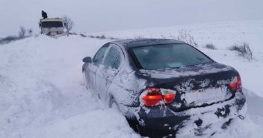 Stire din Eveniment : Turiști rămaşi înzăpeziţi pe drumul către pârtia Transalpina, scoşi de jandarmi din nămeţi