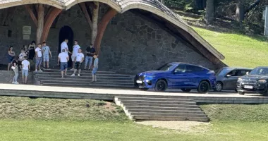 Stire din Eveniment : Gest revoltător. Și-au parcat autoturismele pe altarul unde s-a rugat Papa Francisc