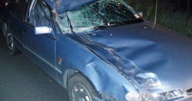 Stire din Eveniment : Un tânăr drogat a distrus 15 mașini în plină stradă. A fost surprins de camere cum le distruge cu pumnii și picioarele