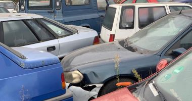 Stire din Social : 223 de mașini abandonate pe domeniul public vor fi valorificate