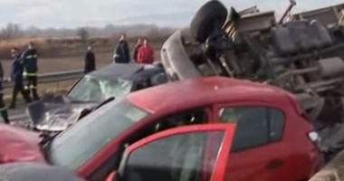 Stire din Actualitate : ACCIDENTE ÎN LANȚ în Grecia: un mort, 22 de răniți