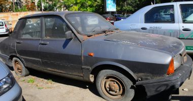 Maşinile abandonate pe străzile Constanţei, ridicate de autorităţile locale