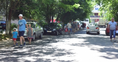 Stire din Social : Când va avea Constanța trotuare pentru pietoni,  și nu pentru mașini? Zilnic, ne punem viața  în pericol
