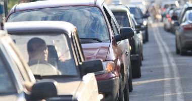 COLOANE DE MAȘINI! Autoturismele se deplasează cu zece kilometri la oră